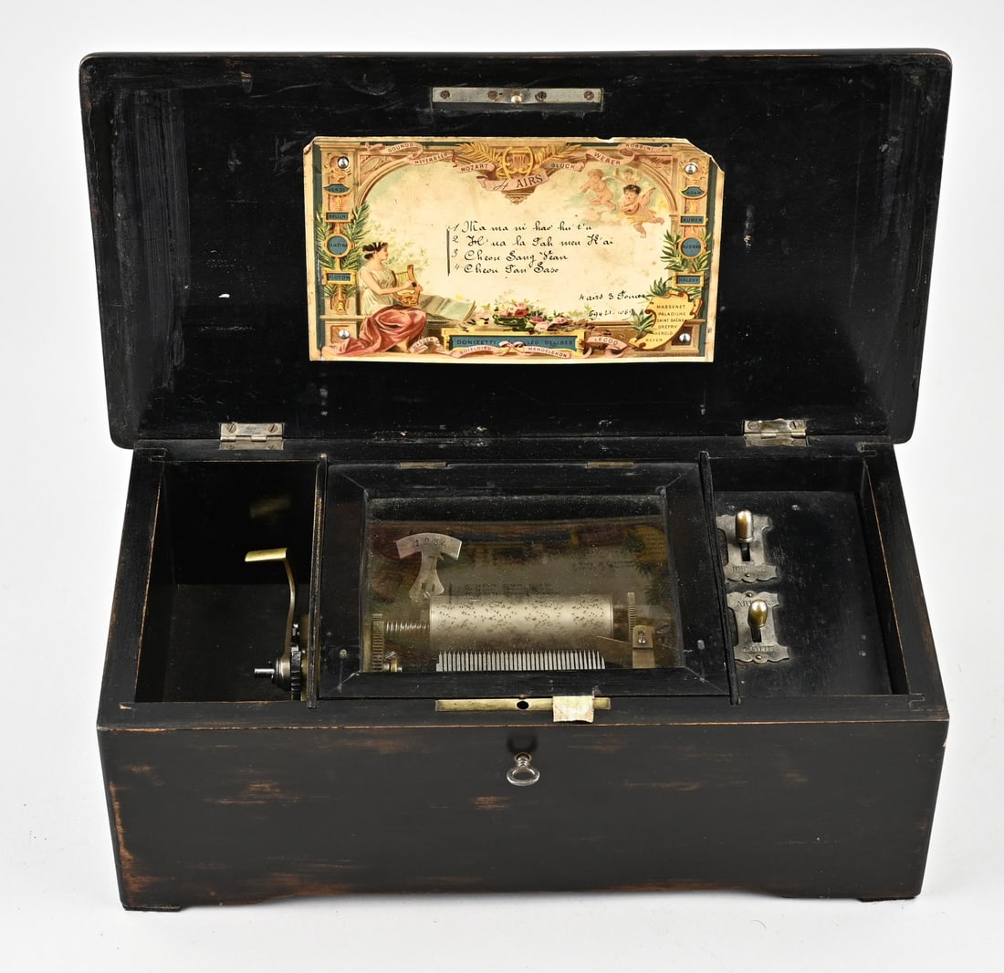 Swiss music box, 1880: Antique, Swiss, small music box with four melodies (Chinese melodies). Dimensions: 13.5 x 36 x 14 cm. In good working condition.