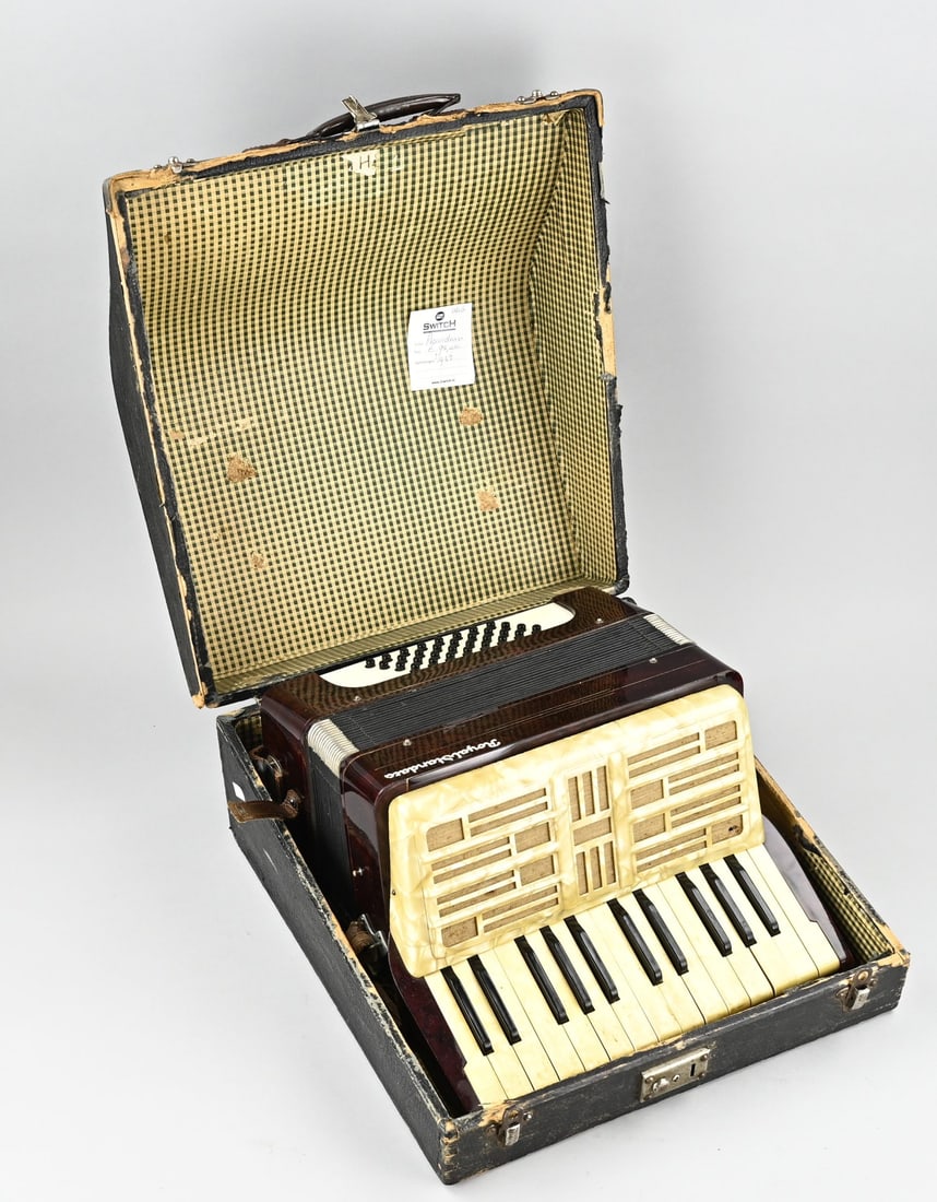 Accordion of Royal Standard: Royal Standard Bakelite accordion, in case. 1930s. Dimensions: 42 x 40 x 23 cm. In good condition.