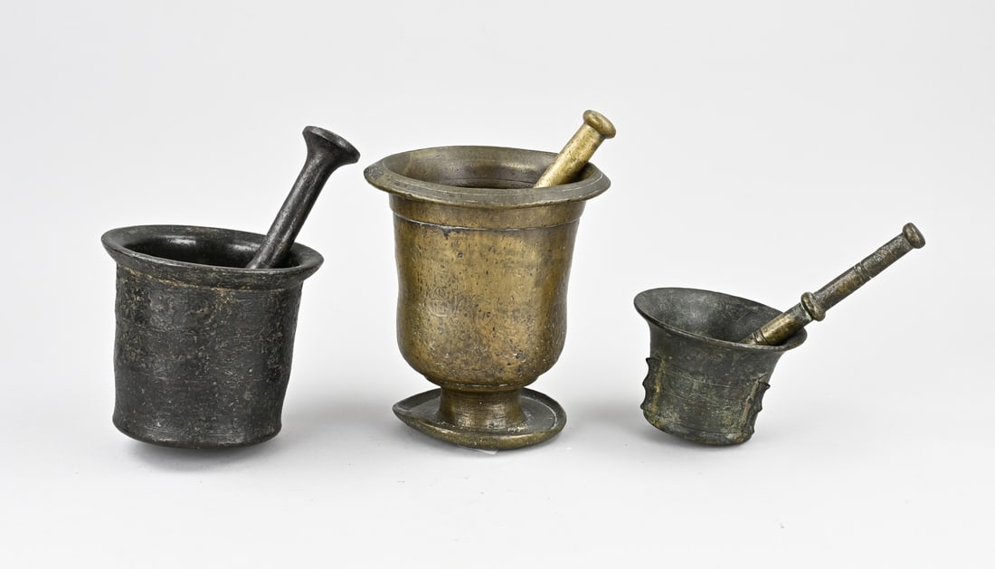 3x Antique mortar + pestles: Three antique bronze mortars with pestles. 17th - 18th century. Spain, France. Dimensions: 8 - 17 cm. In reasonable condition.