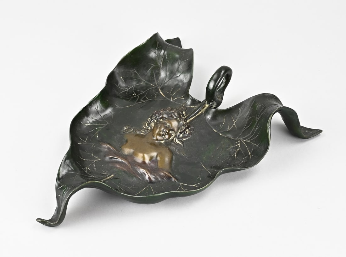 Bronze bowl (leaf-shaped): Bronze bowl after Moreau, in Art Nouveau style. Leaf-shaped with bust. 20th century. Dimensions: 31 x 24 x 7 cm. In good condition.
