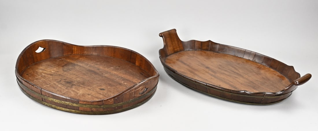 2x Presentation tray Ø 52 - 57 cm.: Two 19th-century mahogany serving trays with brass bands. Dimensions: Ø 52 - 57 cm. In good condition.
