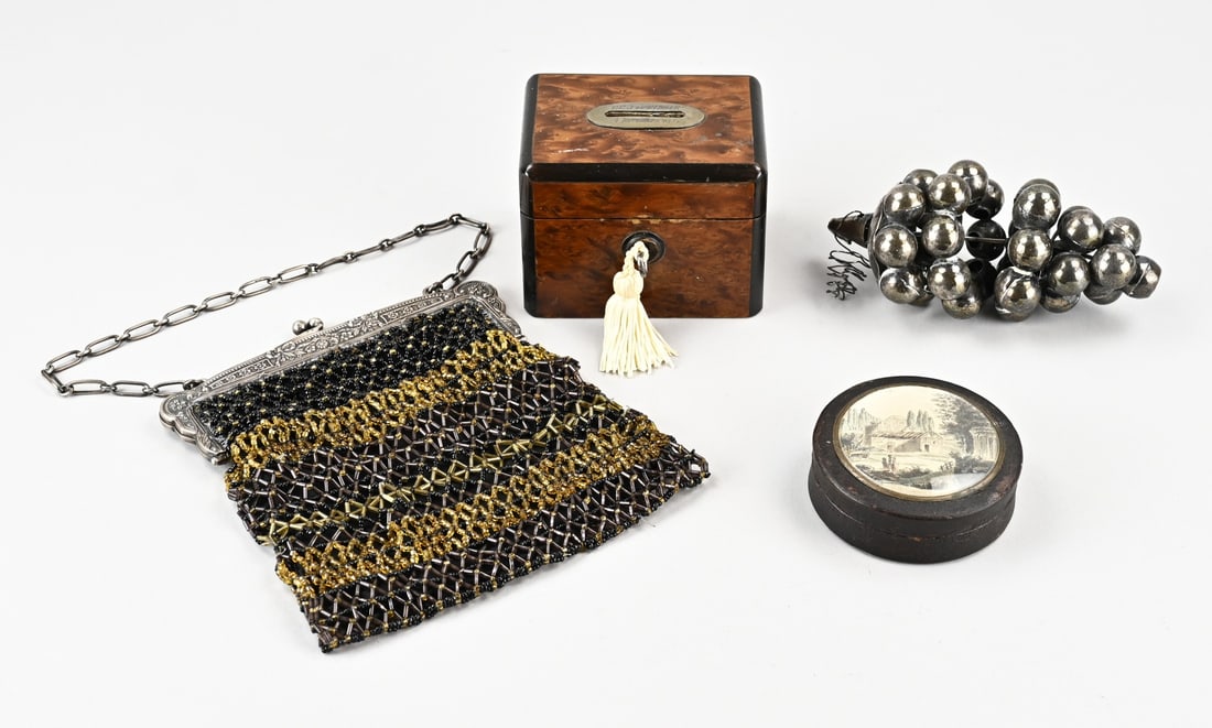 Lot of miscellaneous antiques (4x): Four lots of miscellaneous antiques. 1x Carrot savings box, 19th century. 1x Lidded box with sepia, 19th century. 1x Plated bunch of grapes. 1x Art Nouveau plated ladies' handbag, circa 1900. Dimensio