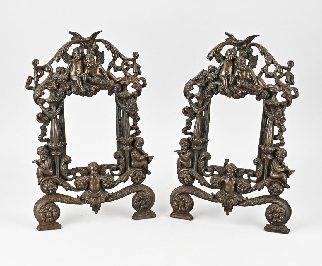 2x Historicism photo frame with putti, 1880: Two antique cast iron historicist photo frames, bronze colour. Circa 1880. Numbered on the reverse. Dimensions: H 35 x W 23 cm. In good condition.