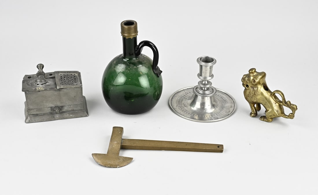 Lot of various old/antiques (5x): Five old/antique pieces. 1x Bronze lion (door handle?). 1x Pewter inkwell with base mark (damaged). 1x Antique wine bottle with brass (Victorian). 1x Pewter candlestick, marked, Germany. 1x Bronze axe
