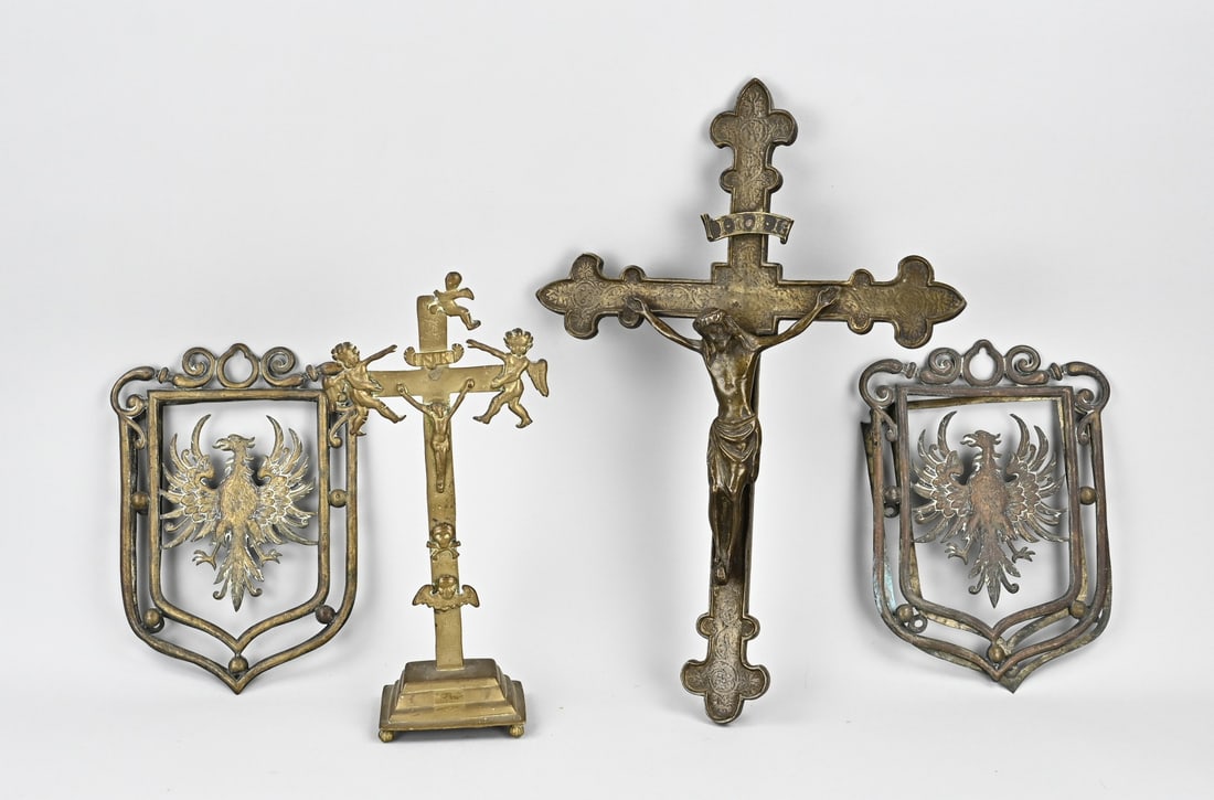 4 parts bronze/brass: Four pieces of antique brass and bronze. 2x Tyrolean eagle for appliqué. 1x Holy cross with angels etc., riveted bronze, 19th century or older. 1x Holy cross in Renaissance style, 19th century or old