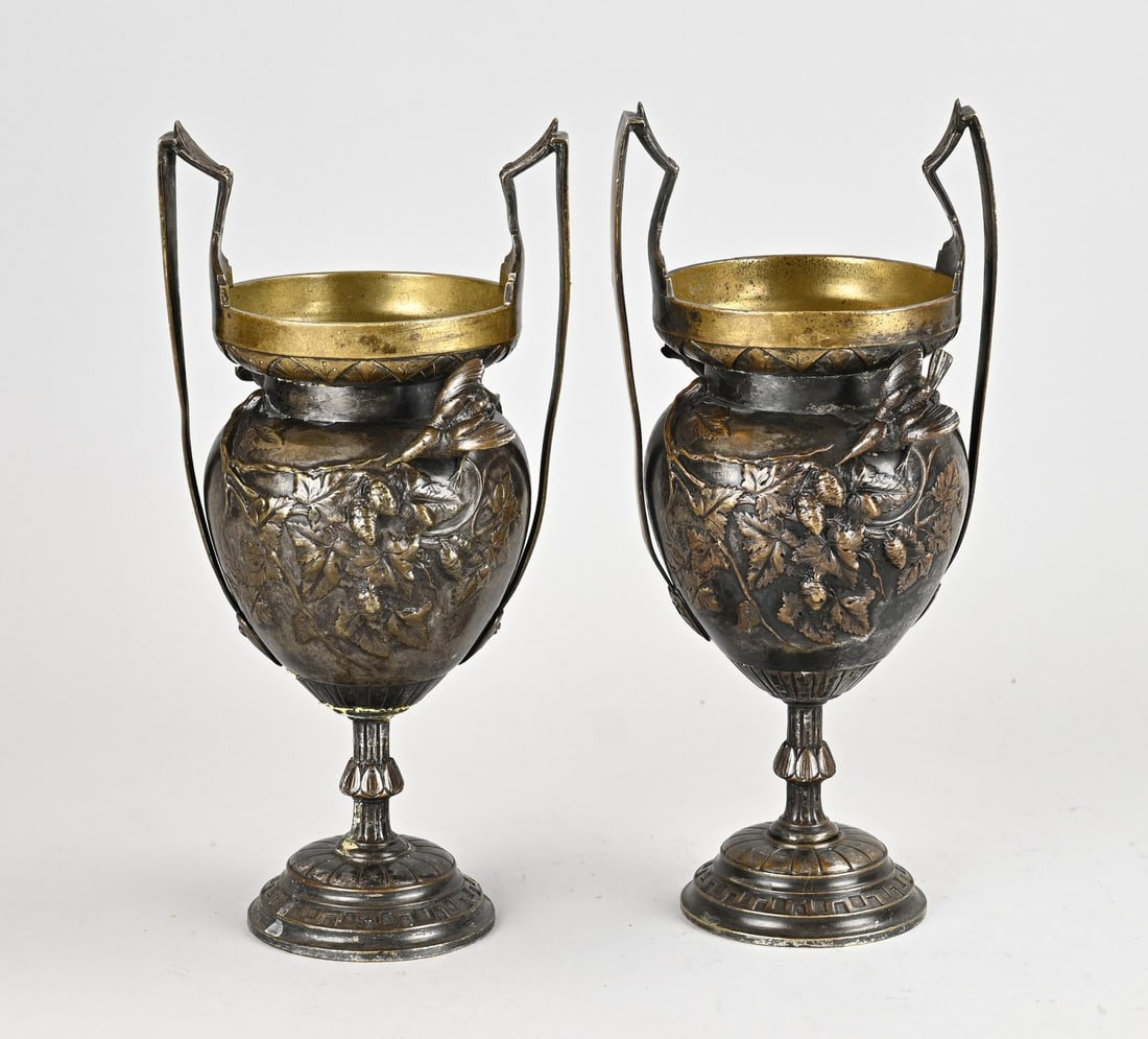 2x Bronze cassolette, 23.5 cm.: Two 19th-century bronze cassolettes with birds/blackberry bush decoration. Dimensions: H 23.5 cm. In good condition.