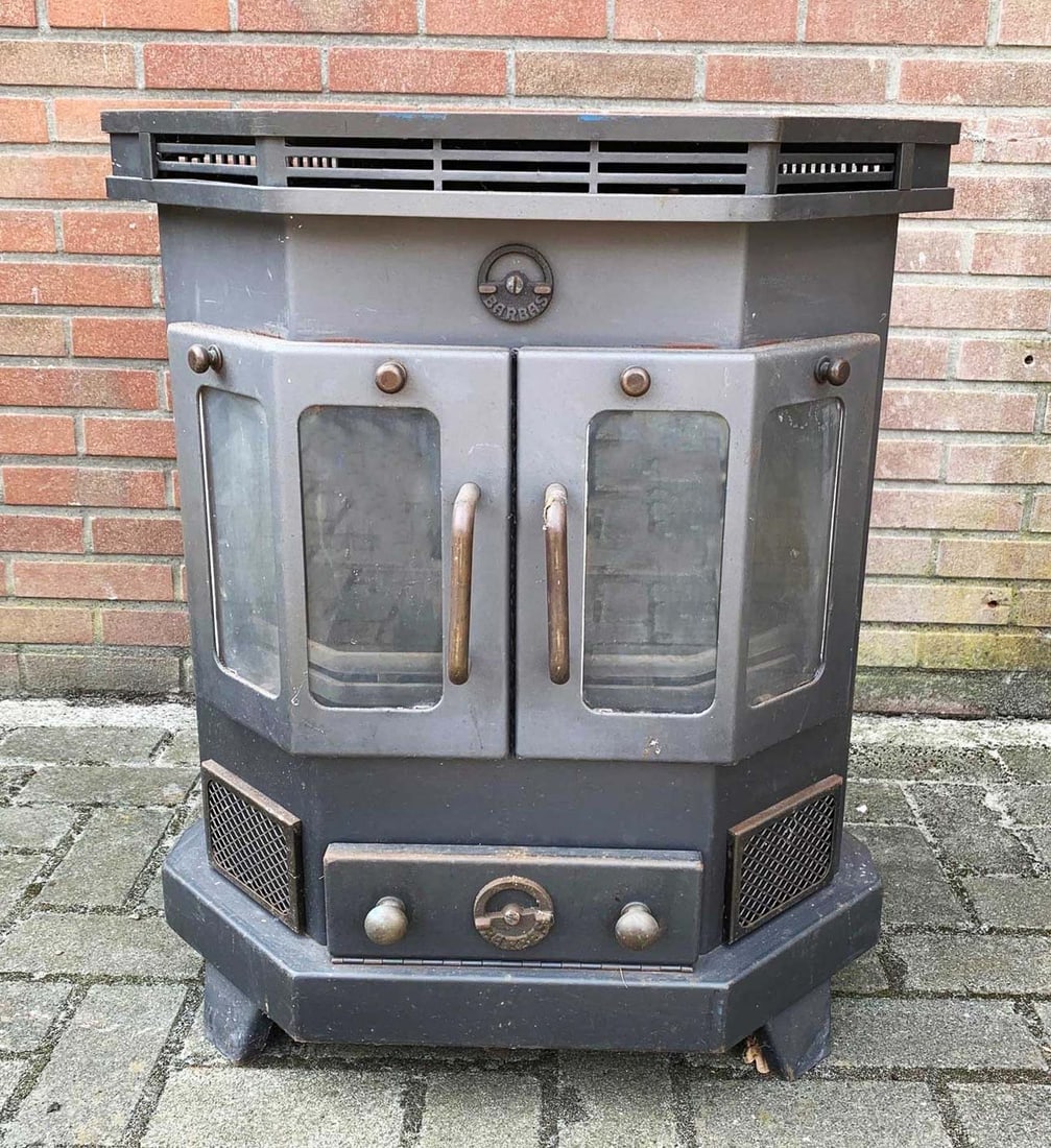 Old Barbas stove: Old cast iron Barbas gas heater. Dismantled in working condition. 75x60cm. Condition good.