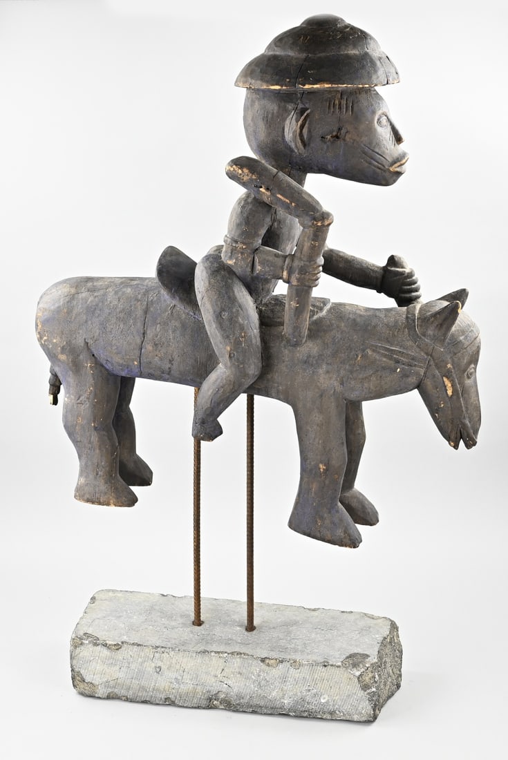 Large African statue ca. 1900: Rare large wood-carved statue from Ivory Coast/Africa, of the Senufo people. With beautiful original polychromy. Very rare in this size. Circa 1900. Dimensions: 75 x 63 x 20 cm. In good condition.
