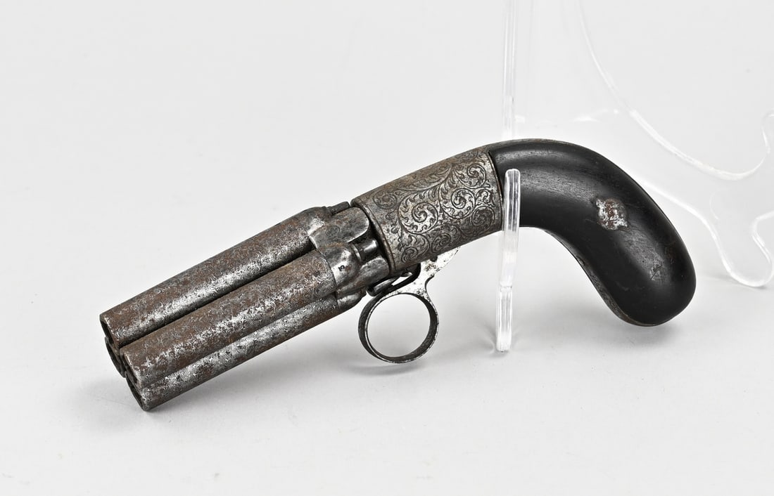 Antique drum revolver, L 18 cm.: 19th-century 4-barrel rotary cylinder revolver 'pepperbox', with floral/bird decoration engravings. With damask barrel. Dimensions: L 18 cm. In good condition.