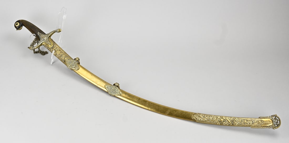 Beautiful Shamshir sabre, L 94 cm.: Beautiful antique Ottoman Shamshir saber with bronze and horn hilt, with carving + carved brass scabbard. Dimensions: L 94 cm. In good condition.