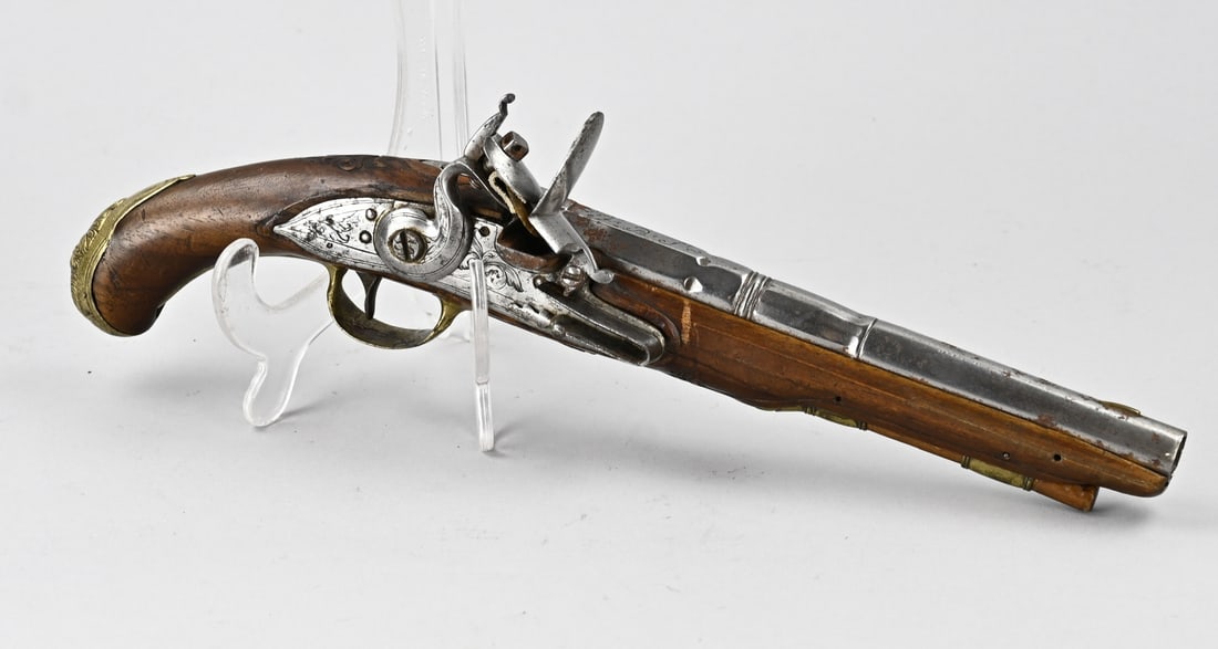 Flintlock pistol, 1800: Antique flintlock pistol with JBS monogram and floral engraving. Circa 1800. Dimensions: L 34 cm. In good condition.