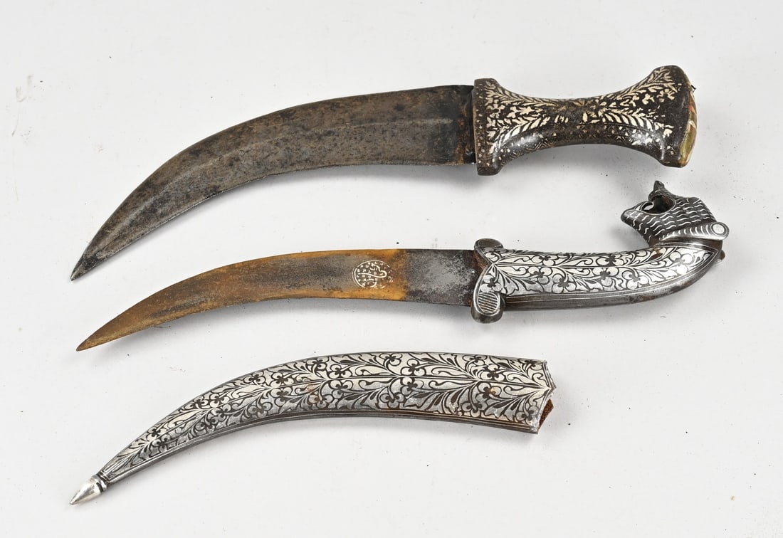 2x Antique dagger, L 34 - 37 cm.: Two antique Indo-Persian daggers with damask (silver overlay). Dimensions: L 34 - 37 cm. In good condition.