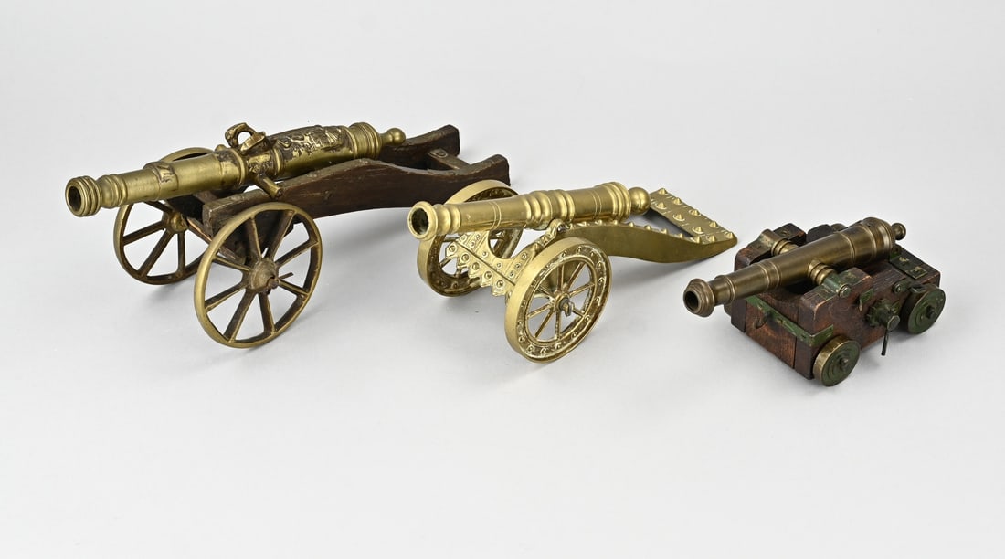 3x Small (table) cannon: Three old brass table cannons, based on antique models. Dimensions: 19 x 34 cm. In good condition.