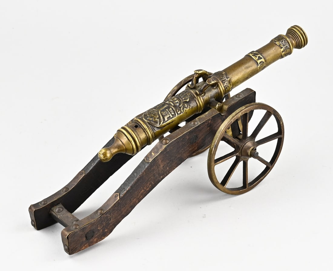 Model cannon, 34 cm.: Bronze table-top cannon. Based on an antique model. Dimensions: 34 cm. In good condition.