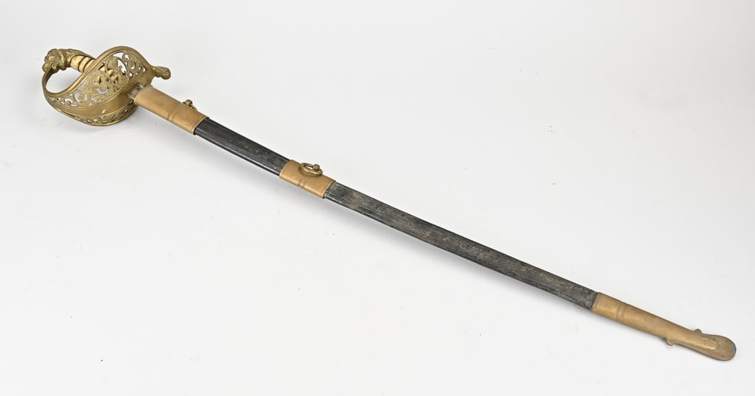 Saber (Ironmaid), L 95 cm.: Antique, Dutch, naval ironcutter's saber with bronze hilt and decorated blade. Dimensions: L 95 cm. In good condition.