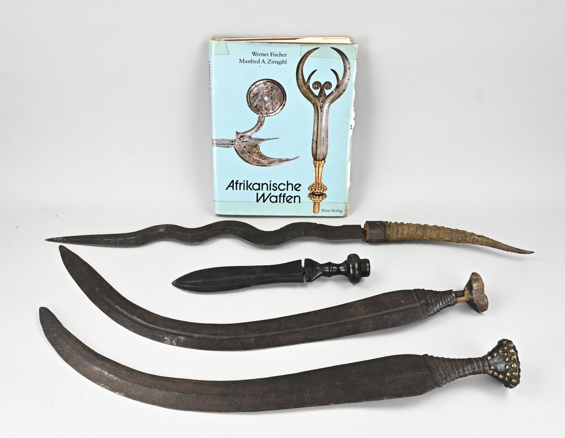 Lot of African weapons (4x): Four antique African ethnographic bladed weapons. Including Kongo. Dimensions: L 33 - 83 cm. In good condition.