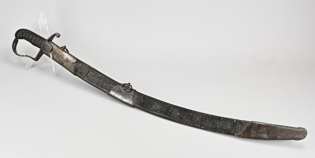 Sable (France), L 97 cm.: 19th-century French saber with engravings, blade 'Dieu mon droit' etc.... Iron with leather hilt. With scabbard. Dimensions: L 97 cm. In good condition.