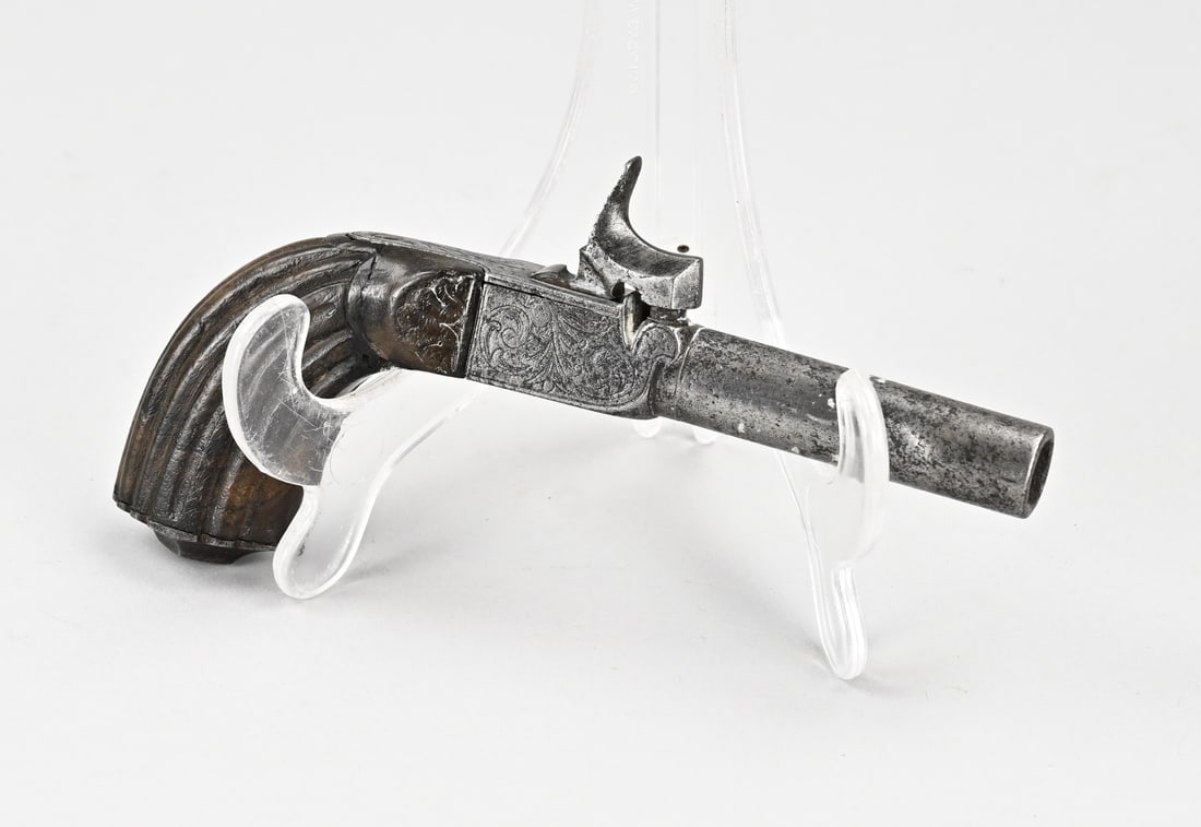 Small pistol, 1800: Small, single-shot, Louis Seize pistol with vine engraving. Circa 1800. Dimensions: L 17 cm. In good condition.