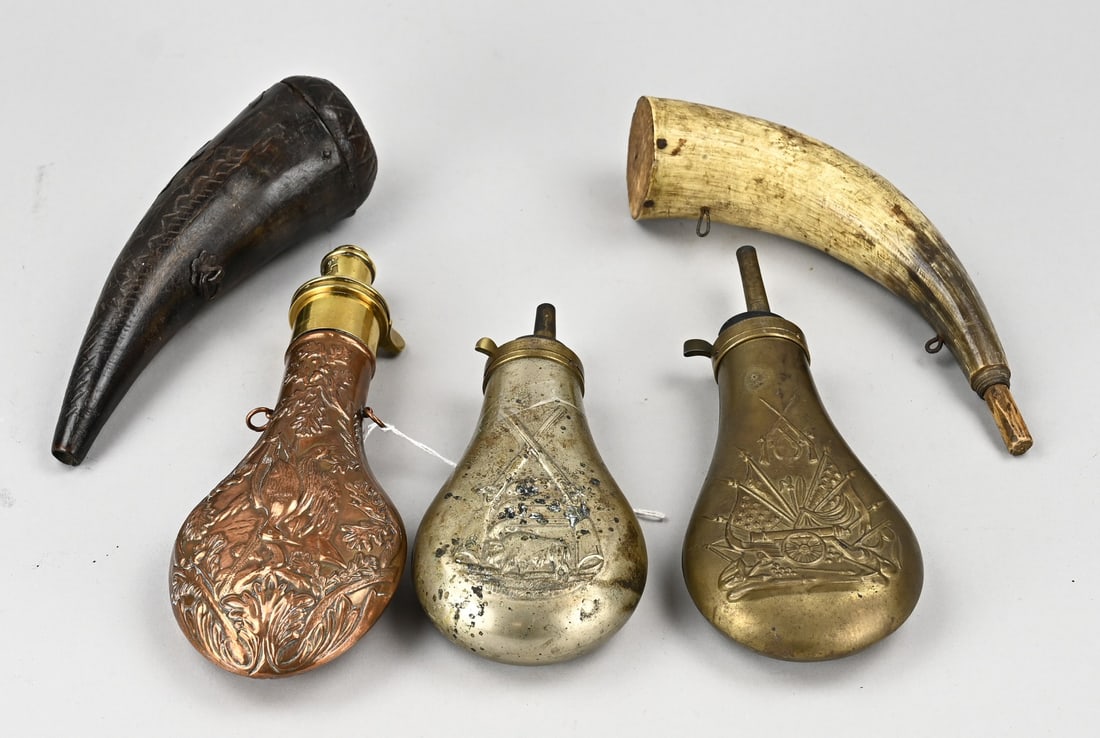 Lot of powder horns (5x): Lot of old/antique powder horns. Miscellaneous. Quantity: five pieces. Size: 17 - 22 cm. In good condition.