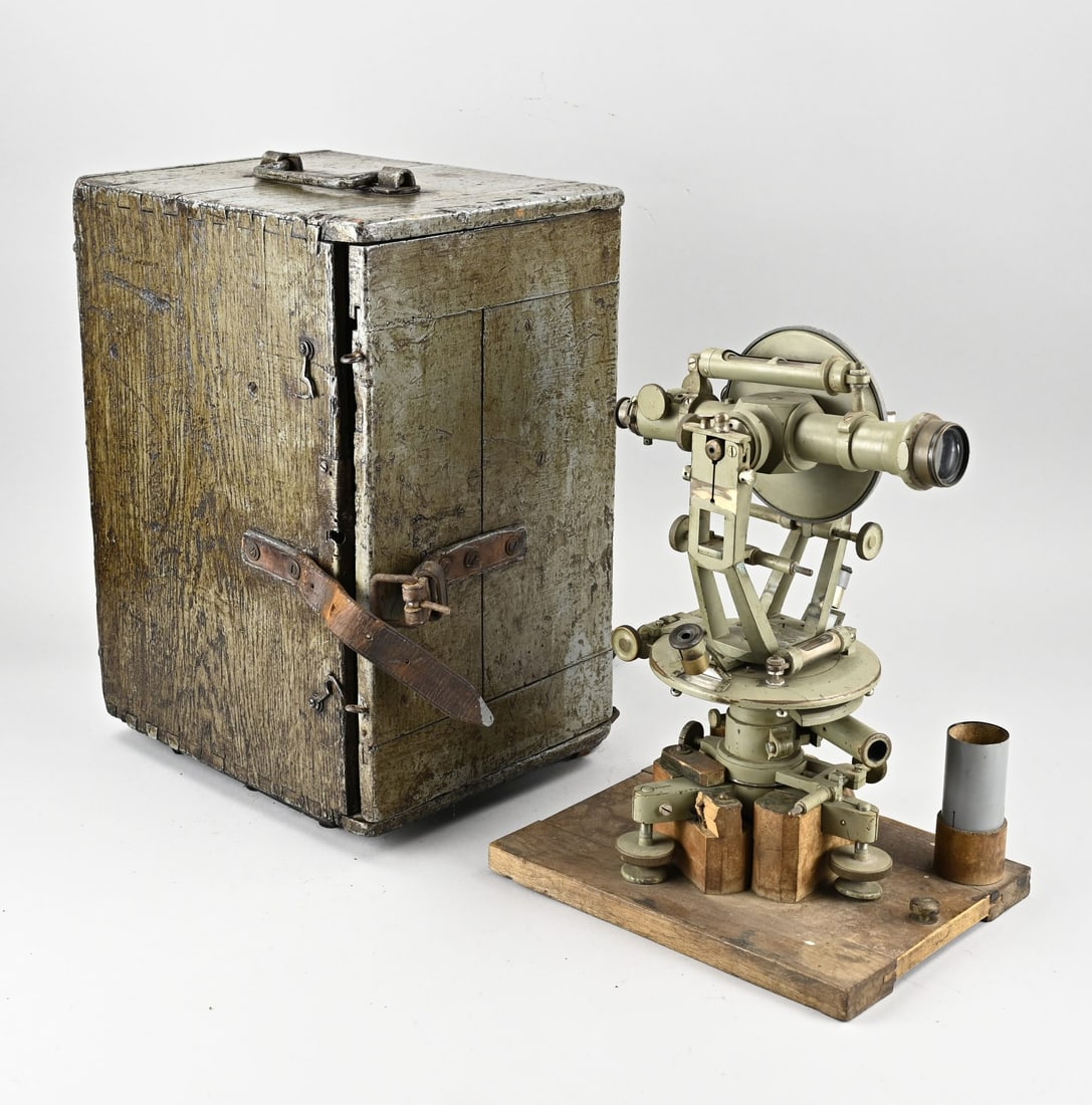 WWI Military theodolite measuring instrument: First World War, military theodolite measuring instrument, with military number 6811. In original case. Dimensions: 42 x 24 x 30 cm. In good condition.