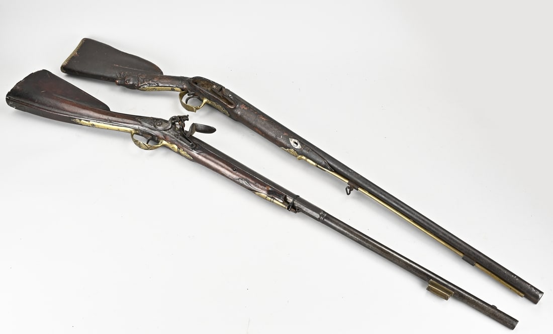 2x Antique rifle, L 120 - 122 cm.: Two antique rifles. 1x Circa 1800, flintlock, with brass, engraving, missing barrel. 1x Incomplete/defective. Dimensions: L 120 - 122 cm. In moderate/fair condition.