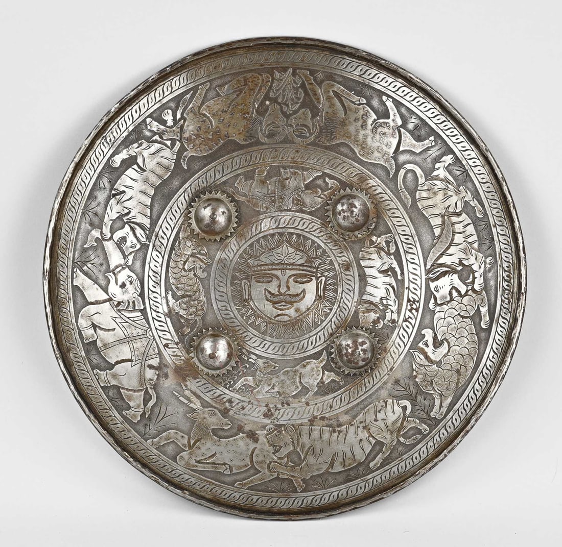 Dhal shield Ø 34 cm.: 18th - 19th Century Indo-Persian Dhal coat of arms with engravings. Tigers, etc. Dimensions: Ø 34.5 cm. In good condition.