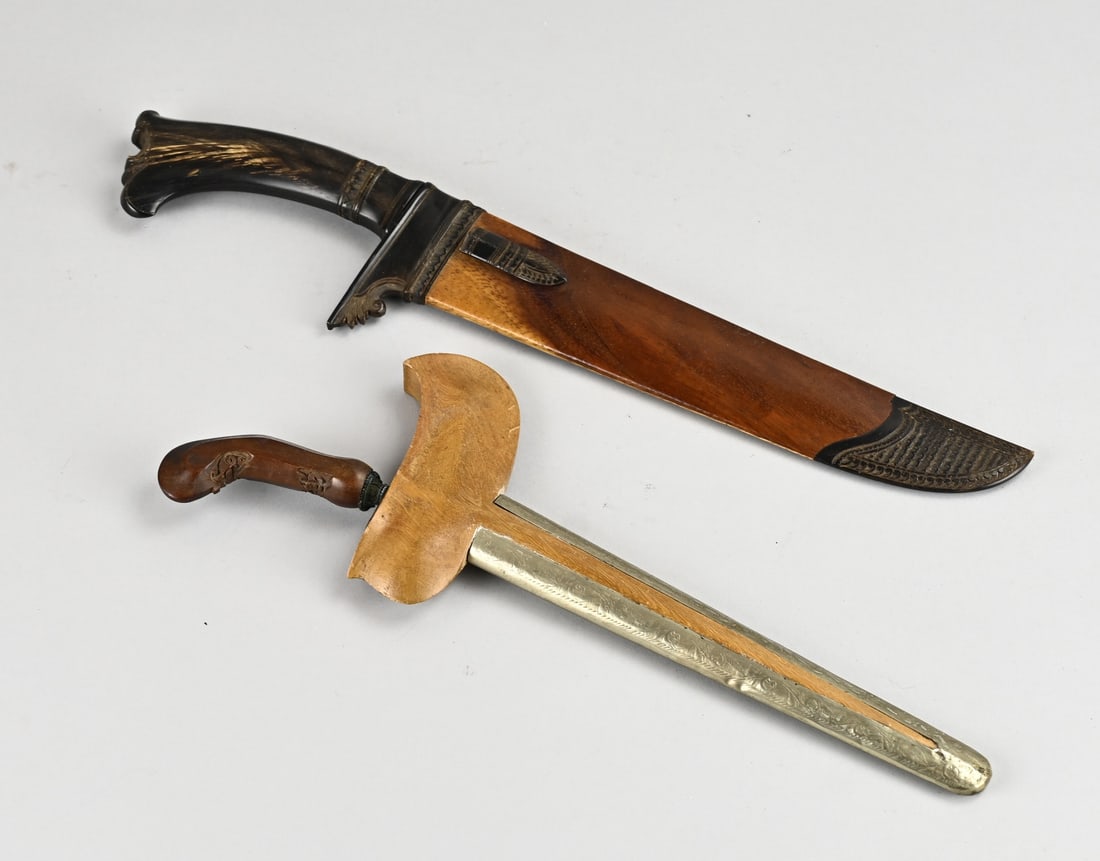 2x Indonesian bladed weapon, L 31 - 37 cm.: 2x Indonesian bladed weapon. 20th century. 1x with horn (Sumatra?). 1x Small kris. Dimensions: L 31 - 37 cm. In good condition.