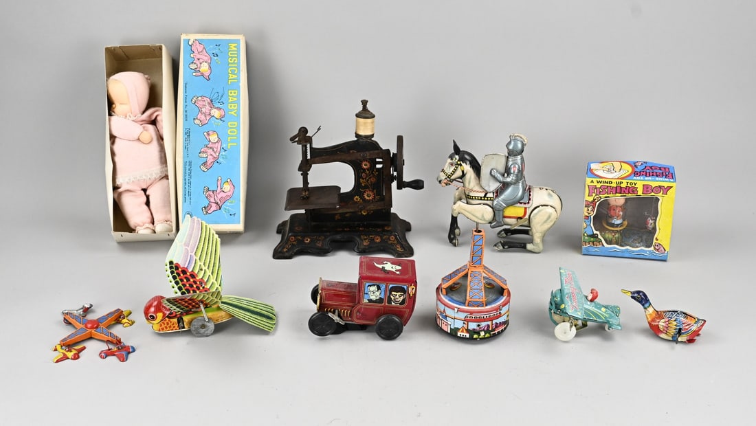 Tin toys: Lot of old tin toys, including a children's sewing machine, and the rest mainly Japanese toys. Second half of the 20th century. Dimensions: 10 x 25 cm. In fair/good condition.
