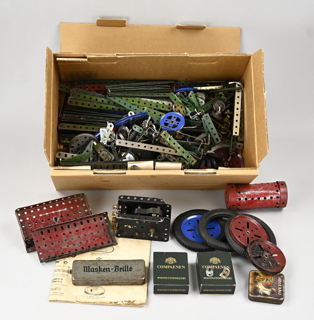 Meccano Lot: Lot of Meccano from the 1930s–1950s. Includes: electric motor, wheels + instructions in box. Dimensions: 40 x 25 x 15 cm. In good condition.