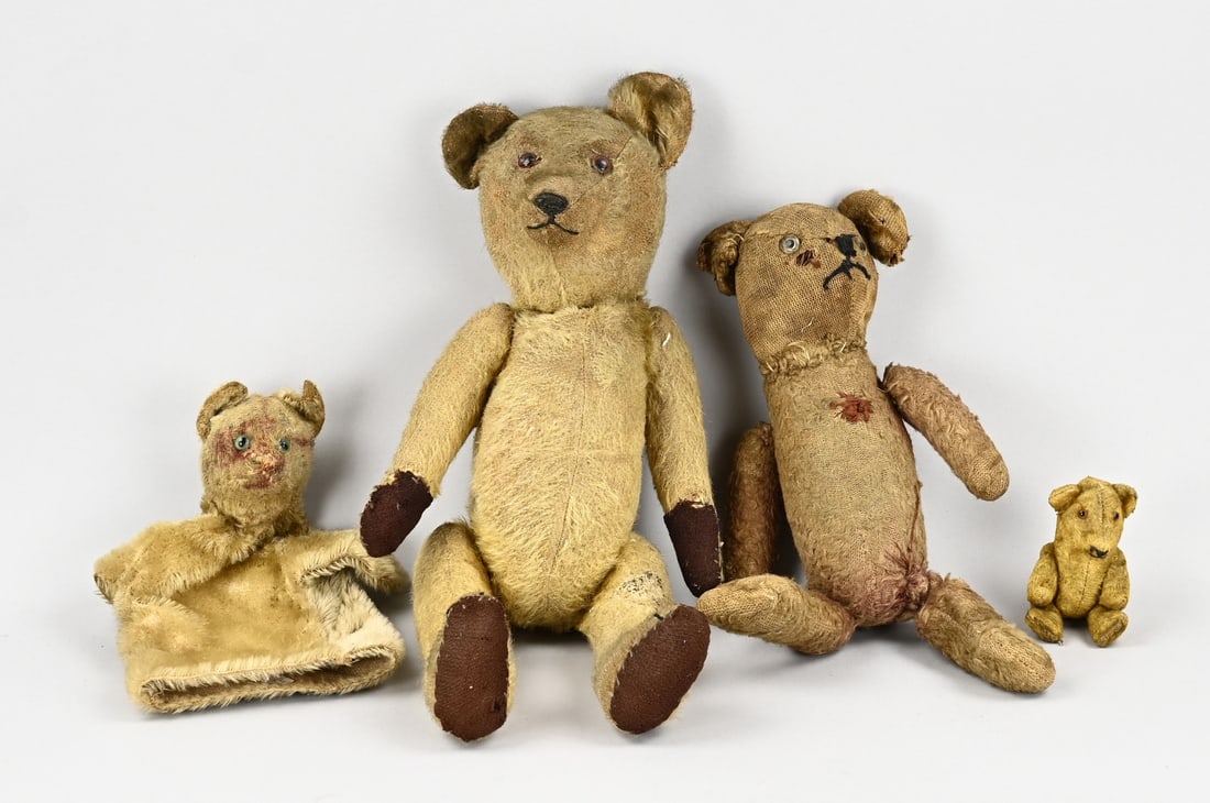 4x Pre-war teddy bear: Four pre-war toy teddy bears. Steiff? Germany. Heavily played with. Dimensions: 10 x 40 cm. In reasonable condition.