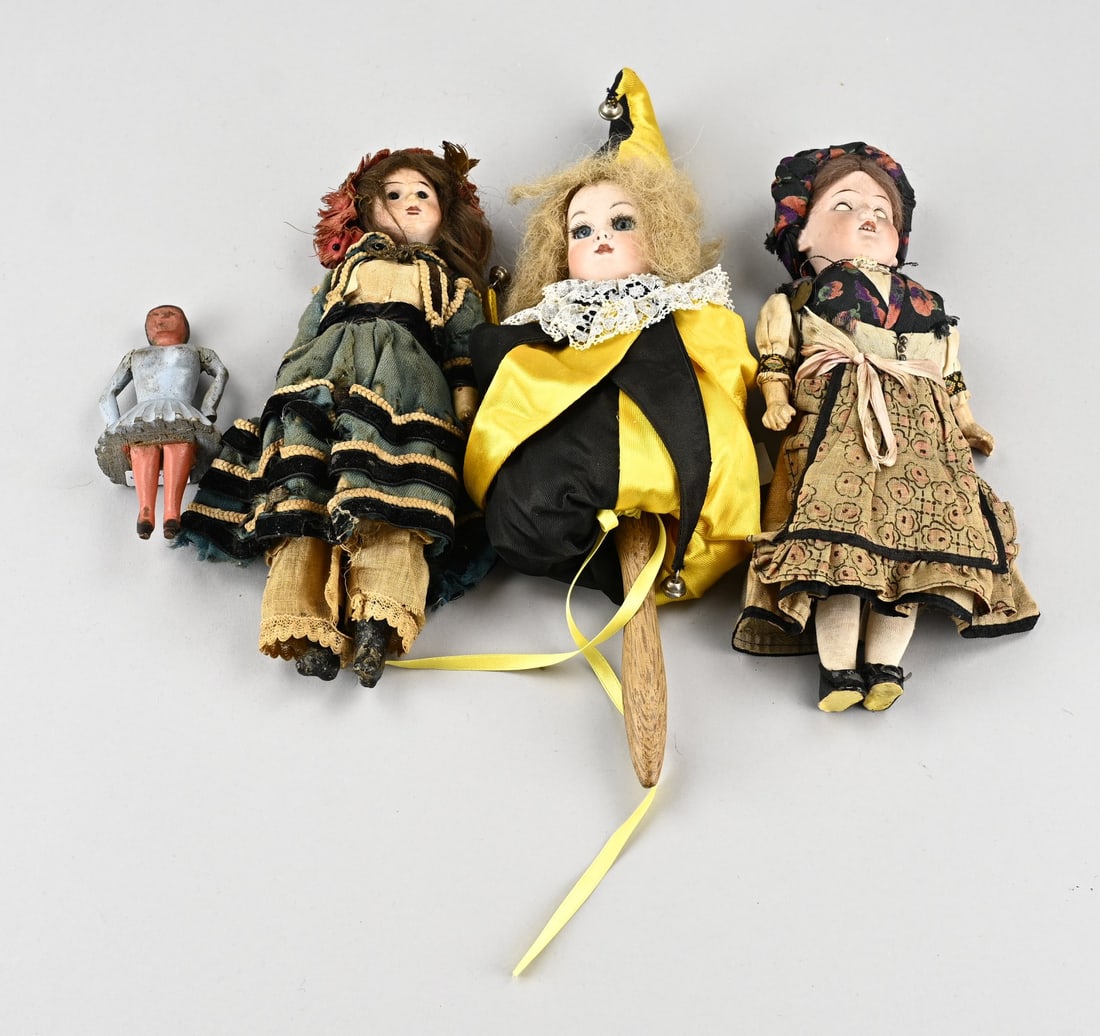 4x Pre-war doll: Four pre-war German dolls. Three of which have porcelain heads (including Armand Marseille). One is wood-carved. Dimensions: 12 x 33 cm. In good condition.