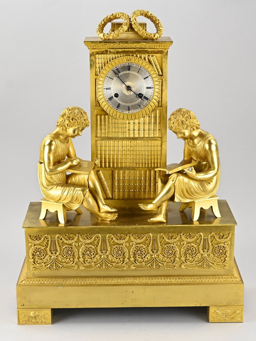 Large lectura pendulum, 1820: Very large fire-gilded bronze Empire lectura pendulum clock with two reading figures. Circa 1820. Eight-day movement, half-hour strike, string pendulum. Dimensions: 61 x 46 x 17 cm. In good, uncleaned