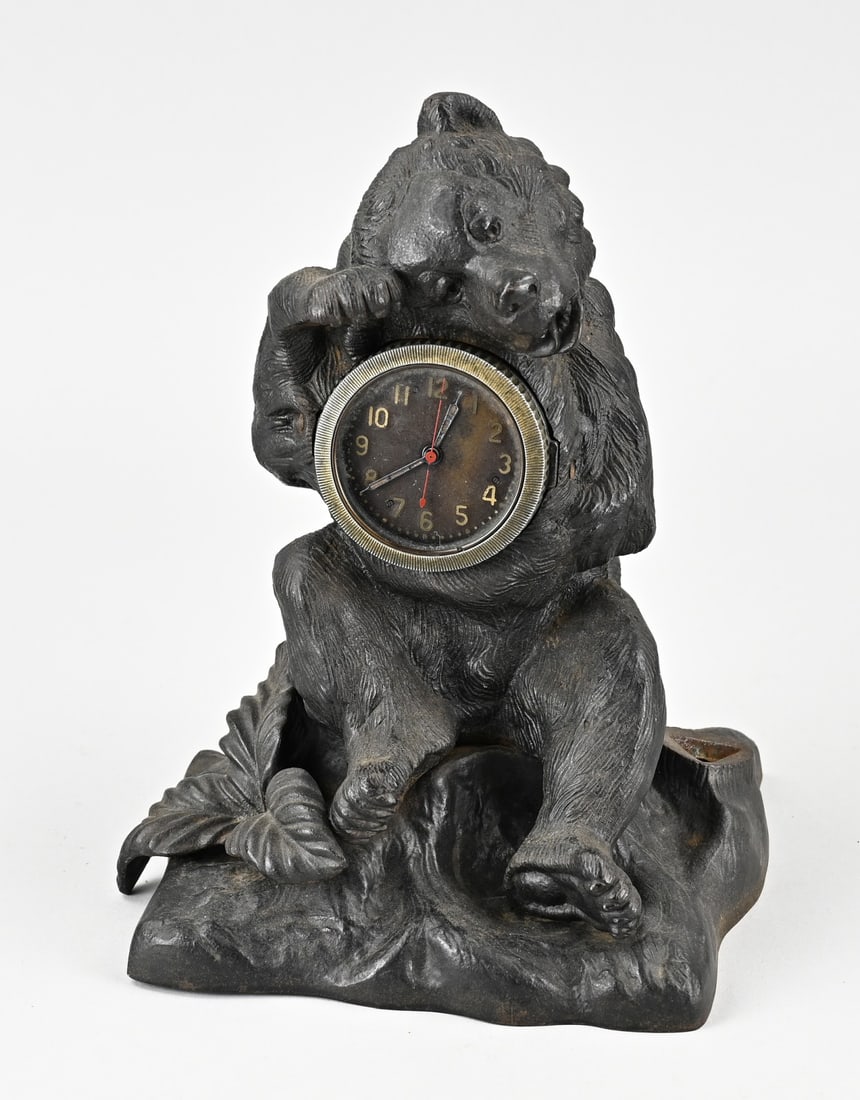 Russian clock with a bear.: Old Russian cast iron clock ca. 1930-1950, seated bear with clock. A tree stump is missing on the right, otherwise in good condition, 26 cm high.