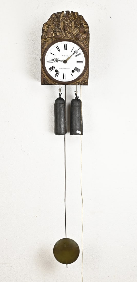 French Comtoise: 19th-century French Comtoise with lever escapement. Rialland an Loroux Bottereau gilt feuille. With intact dial. Dimensions: 39 x 27 x 16 cm. In good condition.