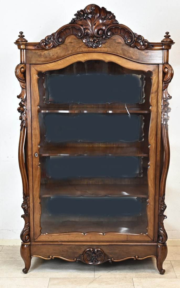 Display cabinet, 1860: Beautiful Dutch mahogany William III display cabinet with exquisite floral carving. Circa 1860. Dimensions: 185 x 110 x 48 cm. In very good condition.
