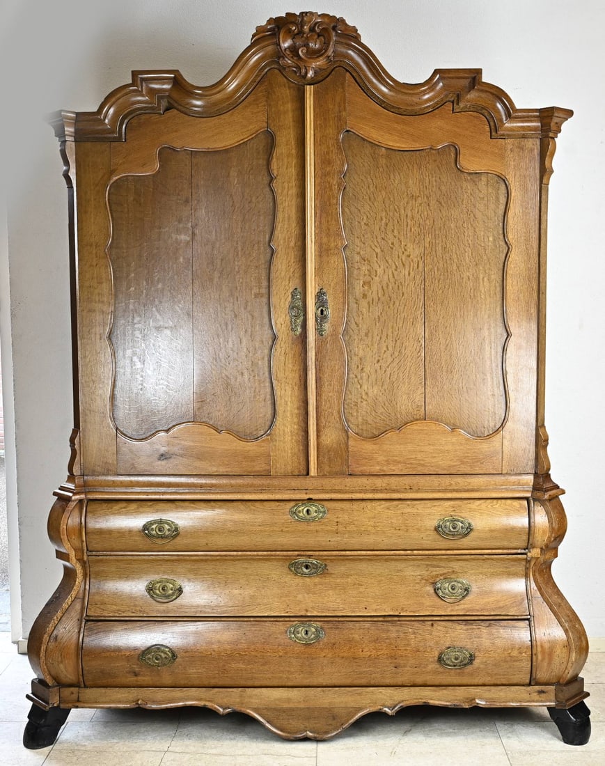 Oak cabinet (1 of 1)