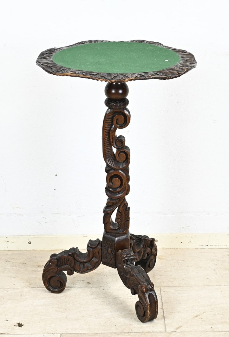 Flower table, H 81 x Ø 50 cm.: 19th-century carved Neo-Renaissance pedestal with scalloped top. Italian? Dimensions: H 81 x Ø 50 cm. In good condition.