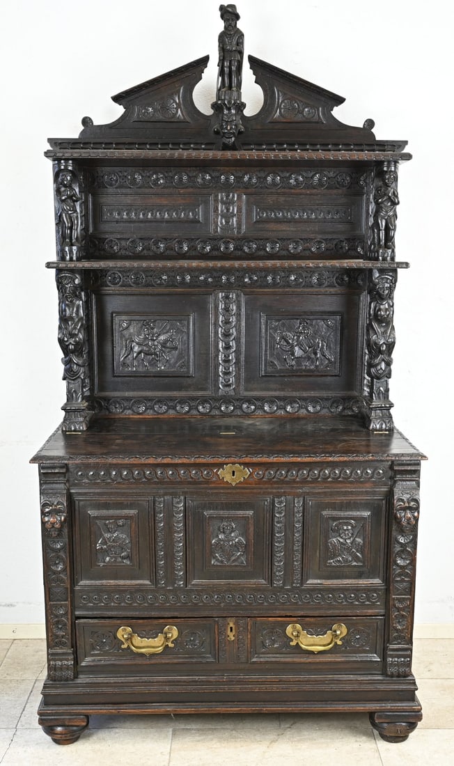 English chest with drawer and shelf: 18th - 19th century English oak chest with drawer and étagère. Renaissance style. With beautiful carved wood figures and depictions. Dimensions: 215 x 110 x 60 cm. In good condition.