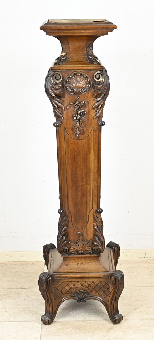 Walnut column/pedestal, H 130 cm.: Beautiful 19th-century carved walnut pedestal. France. Dimensions: 130 x 31 x 31 cm. In good condition.