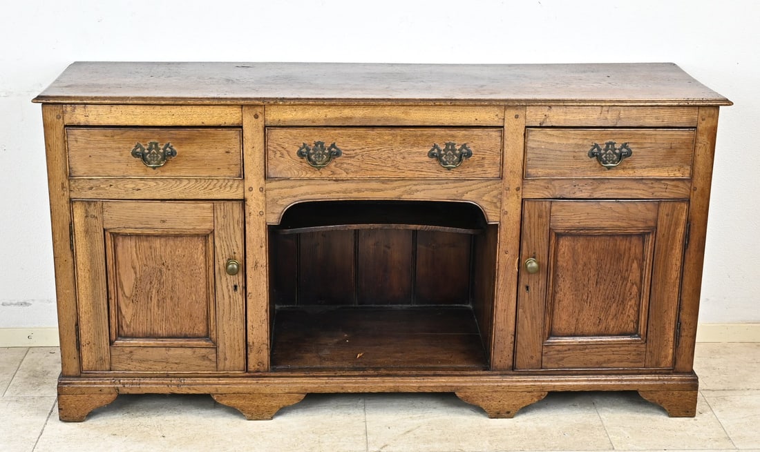 Oak sideboard: Early 19th-century English oak sideboard with original bronze fittings. With three drawers and two doors. Dimensions: 85 x 163 x 45 cm. In good condition.
