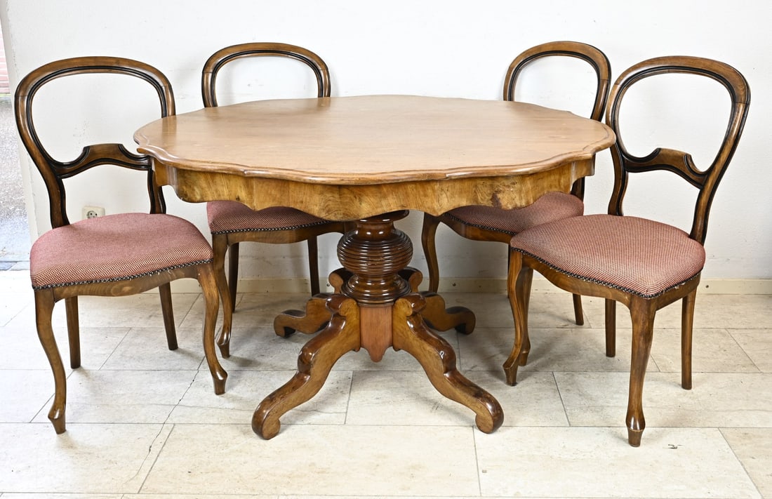 Dining set (mahogany), 1850: Dutch Biedermeier mahogany dining set, with an oval table with a scalloped top and four chairs. Circa 1850. Dimensions: 95 x 45 x 50 cm / 77 x 129 x 103 cm. In good condition.