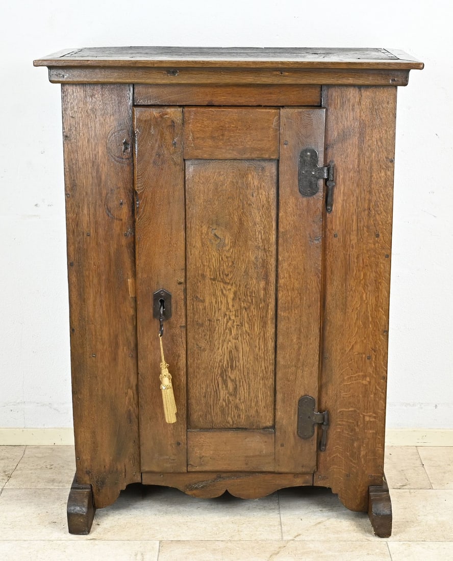 Oak spindle cupboard: Antique, German, oak single-door sash with wrought iron hinges + Schnapp lock. Older restoration. Dimensions: 126 x 95 x 45 cm. In good condition.