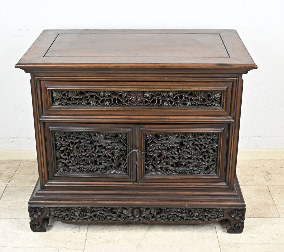 Indonesian pedestal cabinet: Indonesian teak pedestal cabinet with carving. Second half of the 20th century. Dimensions: 82 x 97 x 58 cm. In good condition.
