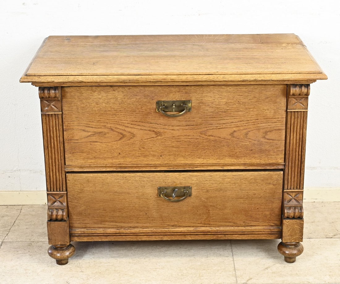 Oak chest of drawers, 1890: Antique, oak Gründerzeit two-drawer commode, with pennies and original fittings. Germany. Circa 1890. Dimensions: 66 x 90 x 52 cm. In good condition.