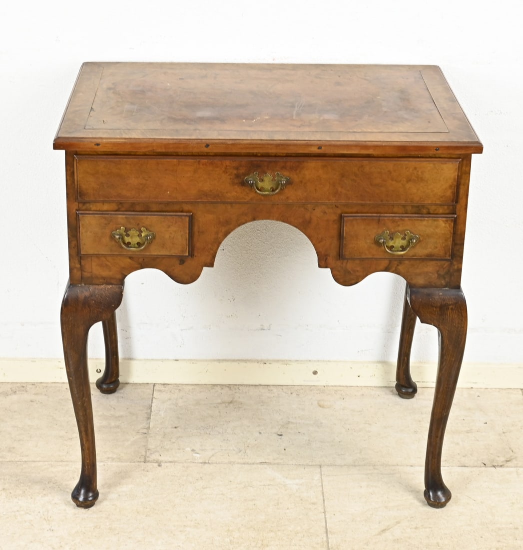 Mahogany table: English mahogany table with drawers, bronze fittings, and Queen Anne legs. 20th century. Dimensions: 73 x 73 x 46 cm. In good condition.