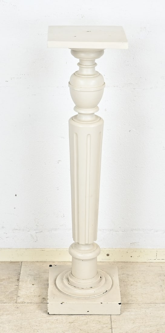 Wooden column (white), 1890: Antique German historicist wooden pedestal. Lacquered white. Circa 1890. Dimensions: 100 x 25 x 25 cm. In good condition.