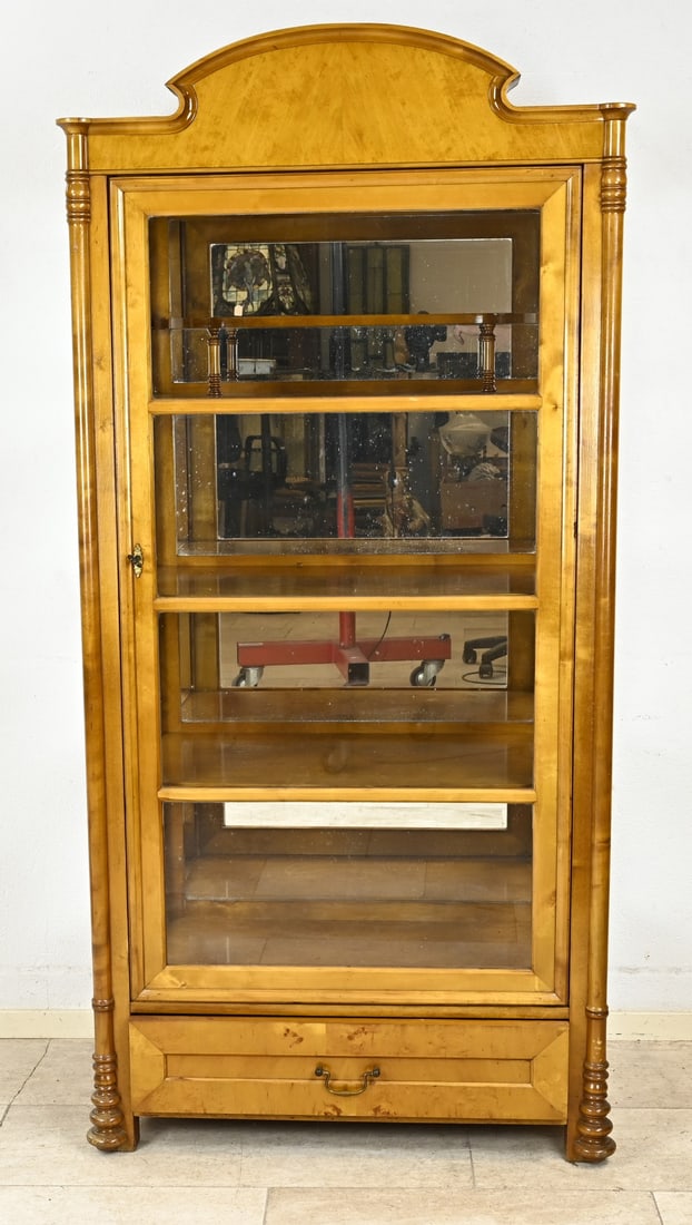 Display cabinet: Biedermeier-style display cabinet. Beautiful piece of furniture, entirely veneered in birch. Three glass sides, interior with shelves and a mirror. Dimensions: 177 x 85 x 44 cm. In good condition.