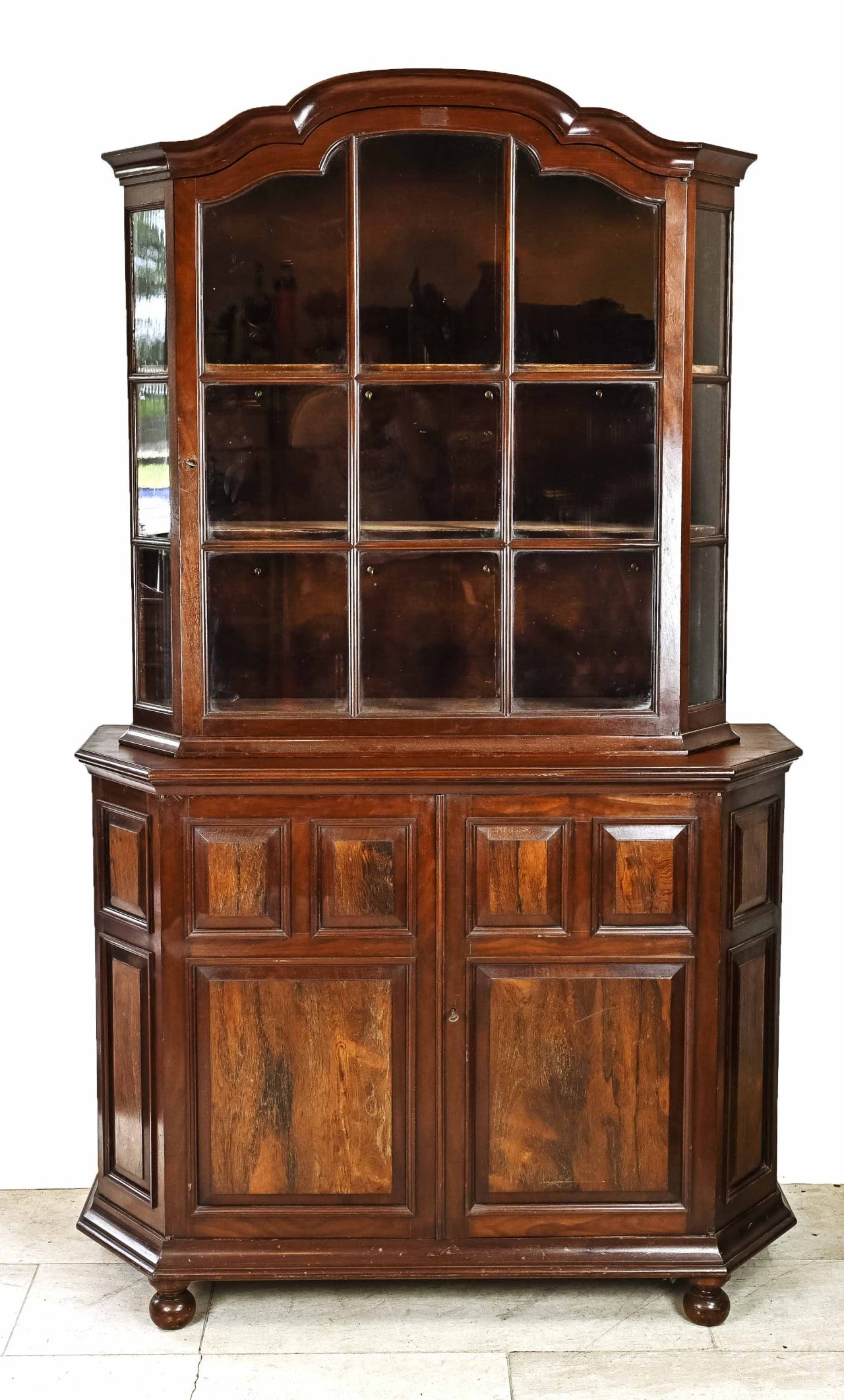Antique English display cabinet, 1860: Antique mahogany English display cabinet with rosewood panels. Two-part. Circa 1860. Dimensions: 201 x 115 x 45 cm. In good condition.