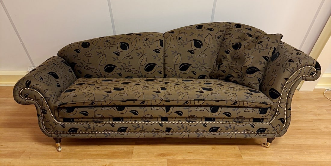 Chais longue: Beautiful, large, antique chais longue with new upholstery, brass nails, standing entirely on brass wheels. 19th century. Dimensions: 215x88x88cm. In good condition.