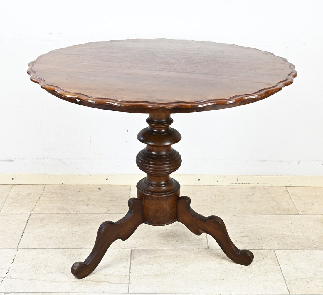 Mahogany dining table with contoured top: Mahogany Biedermeier ball-pot table with scalloped edge. Circa 1860. Dimensions: H 79 x Ø 98 cm. In good condition.